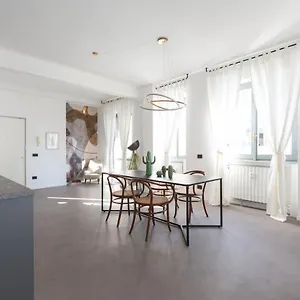 Sant'ambrogio Bright And Stylish Flat Milano